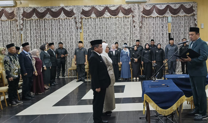 Bupati Inhu Ade Agus Hartanto S Sos MSI saat melantik dan mengambil sumpah/janji jabatan pejabat pimpinan tinggi pratama di Gedung Sejuta Sungkai Rengat, Senin (3/11/2025).