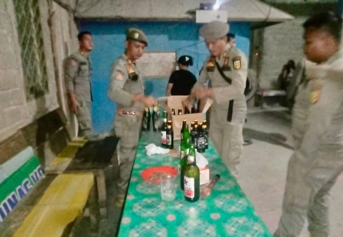 Satpol PP Kuansing melakukan razia pekat ke warung remang-remang milik AR di Sinambek Kecamatan Kuantan Tengah, Senin (3/11/2025) malam.