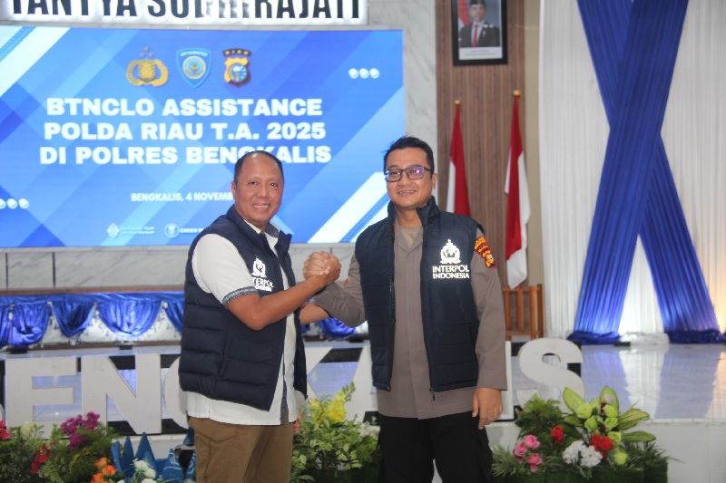 Kapolres Bengkalis AKBP Budi Setiawan dan Tim Bantuan BTNCLO Polda Riau Kombes Pol Fibri Karpiananto melakukan salam komando terkait komitmen program BTNCLO dalam memperkokoh hubungan antarpenegak huk