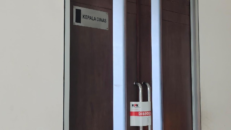 Tanda segel KPK dipasang di pintu ruangan Kepala Dinas PUPR Riau, Selasa (4/11/2025).