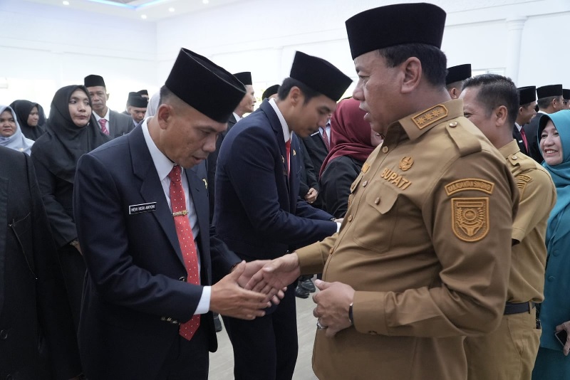 Bupati Kuansing Dr H Suhardiman Amby MM memberikan ucapan selamat pada Sekretaris Dinas Kominfo Kuansing Hevi Heri Antoni usai dilantik, Selasa (4/11/2025)  siang.