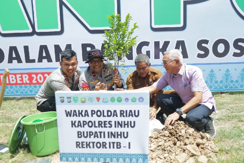Wakapolda Riau, Brigjen Pol Adrianto Jossy Kusumo didampingi Kapolres Inhu, AKBP Fahrian Saleh Siregar SIK (kiri), Pj Sekdakab Inhu, H Syahruddin dan Rektor ITB Indragiri, Raja Marwan tanam pohon.