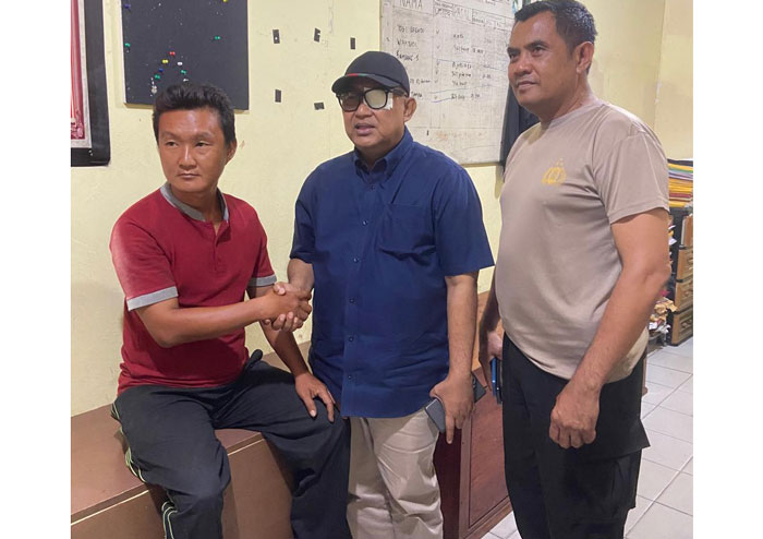 Ketua Komisi II DPRD Kabupaten Kampar Toni Hidayat (dua kanan) menyalami  pelaku penyiraman air cabai Joko (kiri) disaksikan Kapolsek Siak Hulu Kompol Hendra Setiawan di Mapolsek Siak Hulu