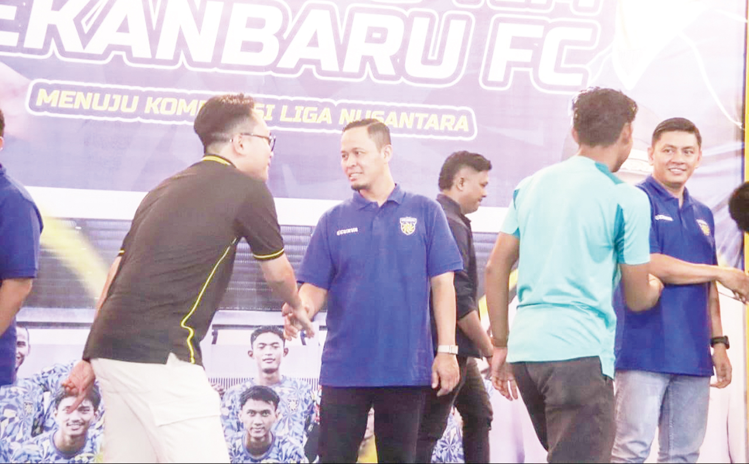 Wali Kota Pekanbaru Agung Nugroho didampingi Owner Pekanbaru FC Edward Riansyah menyalami para pemain, ofisial dan manajemen tim saat launching di kediaman Wali Kota Pekanbaru, Senin (3/11/2025) malam.