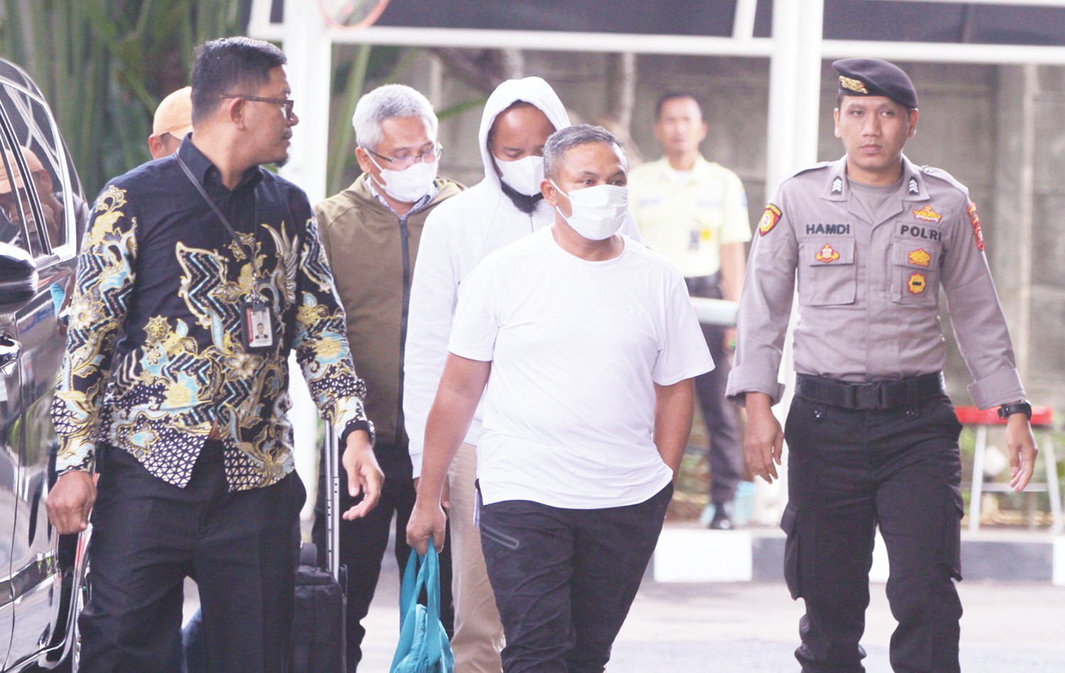 Gubernur Riau Abdul Wahid (dua kanan), Kepala Dinas PUPR-PKPP Riau Muhammad Arief (dua kiri), dan Sekretaris PUPR-PKPP Riau Ferry Yunanda (tengah) dikawal saat tiba di Gedung Merah Putih KPK, Jakarta, Selasa (4/11/2025).