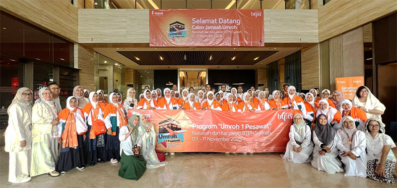 Perwakilan nasabah dan karyawan BTPN foto bersama sebelum berangkat umroh gratis di Hotel Neo+ Airport Jakarta, Senin (3/11/2025).