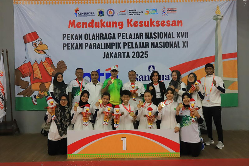 Atet regu putri Riau Choirunnisa, Sriani, Mitha Asmara, Anjani Salsabilla, dan Nurvika Alyadi foto bersama Kadispora Riau Yurnalis usai penyerahan medali emas di GOR Cempaka Putih, Jakarta Pusat