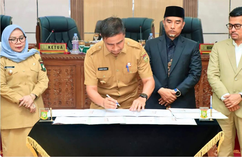 Bupati Kampar Ahmad Yuzar menandatangani KUA PPAS 2026 disaksikan Wabup Misharti, Ketua DPRD Ahmad Taridi dan Wakil Ketua Iib Nursaleh, Senin malam (3/11/2025).