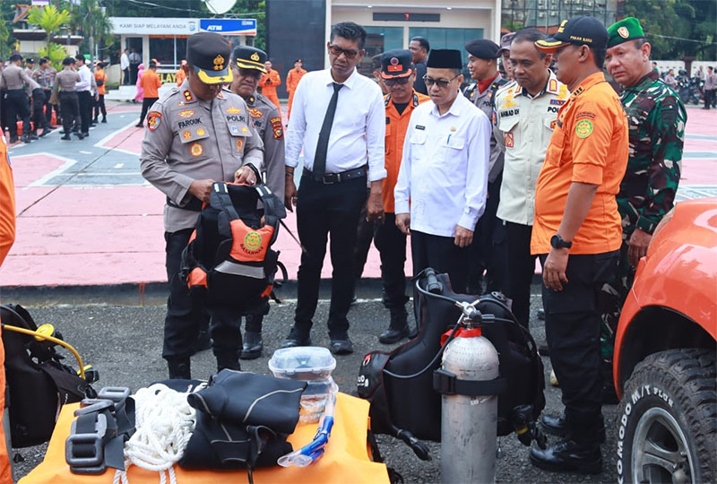 Kapolres Inhil AKBP Farouk Oktora SIK bersama Forkopimda melakukan pemeriksaan alat dan personel usai apel tanggap darurat bencana hidrometeorologi di Halaman Mapolres Inhil, Rabu (5/11/2025).