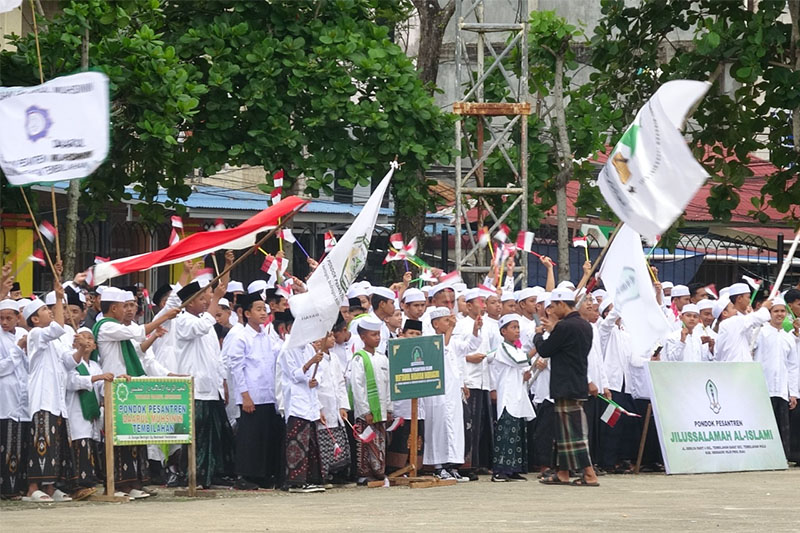 Ribuan santri di Kabupaten Inhil ikut semarakan peringatan Hari Santri Nasional 2025 di Lapangan Gajah Mada, Tembilahan, Rabu (5/11/2025).