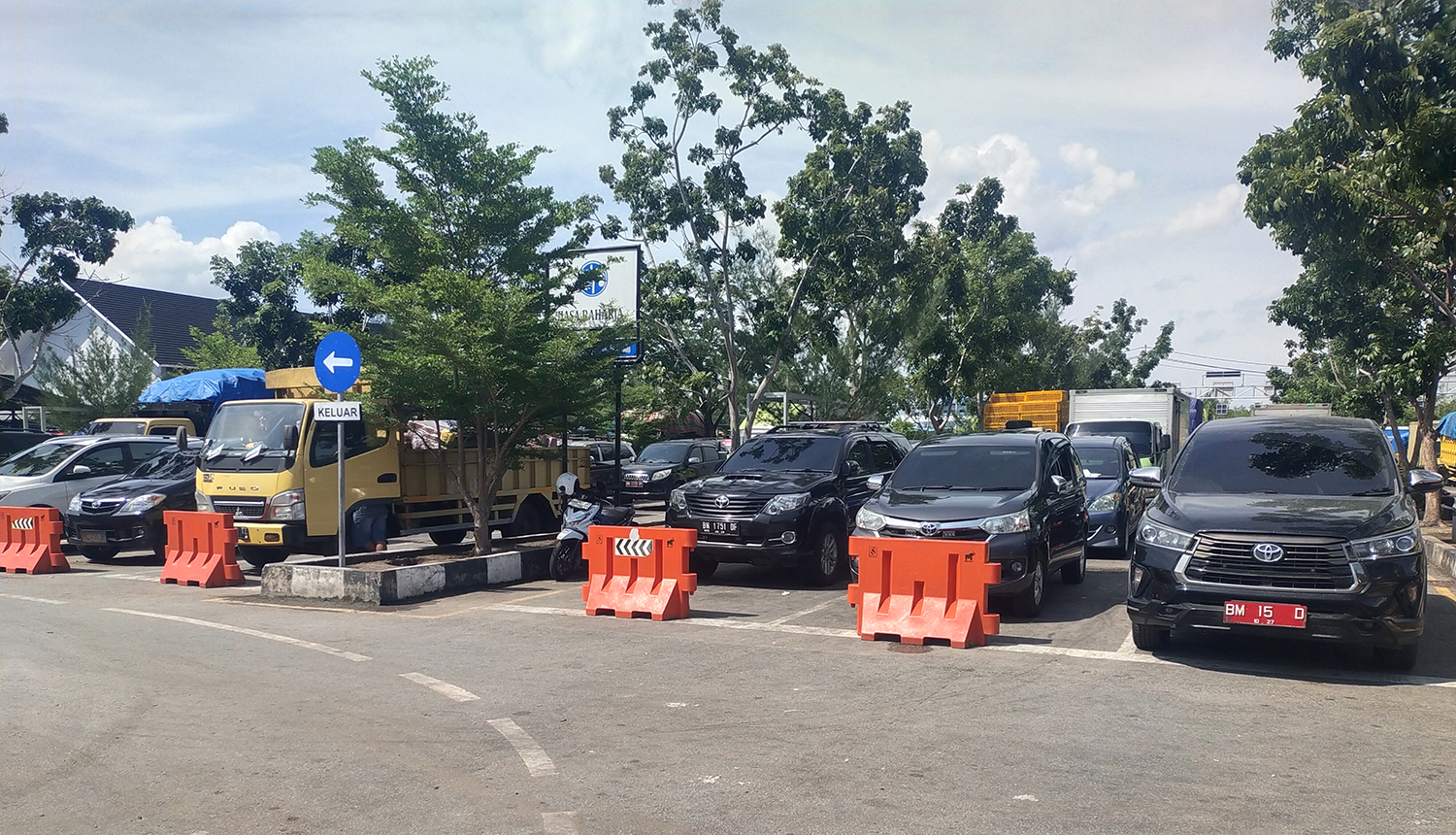 Puluhan kendaraan sedang parkir di Dermaga Air Putih Bengkalis, Selasa (4/11/2025). Puluhan kendaraan ini sedang menunggu antrean untuk menyeberang menggunakan kapal Ro-Ro.