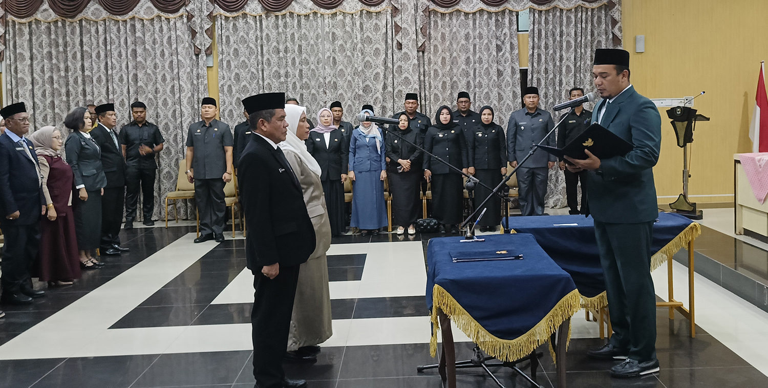 Bupati Inhu Ade Agus Hartanto melantik dan mengambil sumpah jabatan pejabat pimpinan tinggi pratama di Gedung Sejuta Sungkai, Rengat, Senin (3/11/2025).