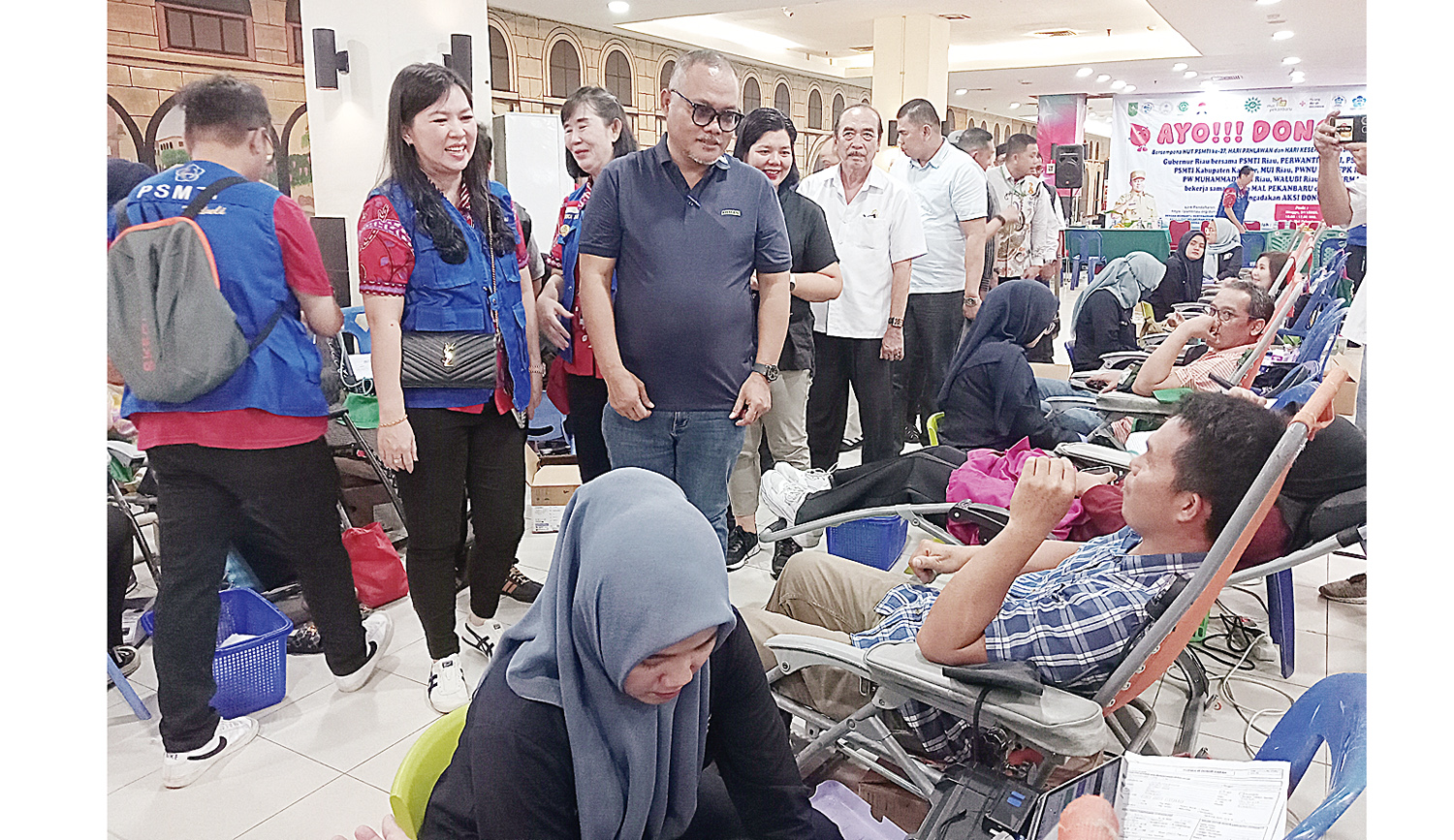 Plt Kepala Diskes Riau Widodo (tiga kiri) didampingi Plt Ketua PSMTI Riau Lindawati (kiri), dan General Manager MP Megawati (empat kiri) mengunjungi peserta donor darah di Mal Pekanbaru, Ahad (2/11/2025).