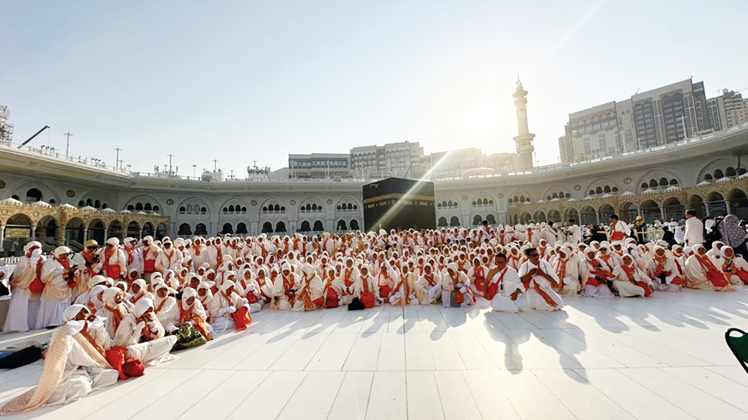 Ratusan nasabah dan karyawan BTPN Syariah yang melaksanakan umrah gratis foto bersama di Masjidil Haram, Makkah, Selasa (4/11/2025).