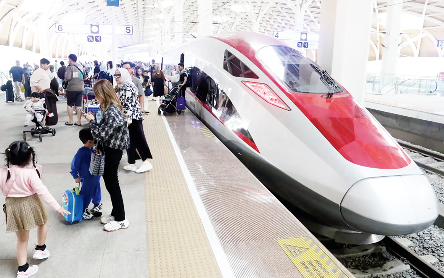 STASIUN KERETA CEPAT: Penumpang berjalan keluar saat tiba di Stasiun Kereta Cepat Whoosh Halim, Jakarta, beberapa waktu lalu.