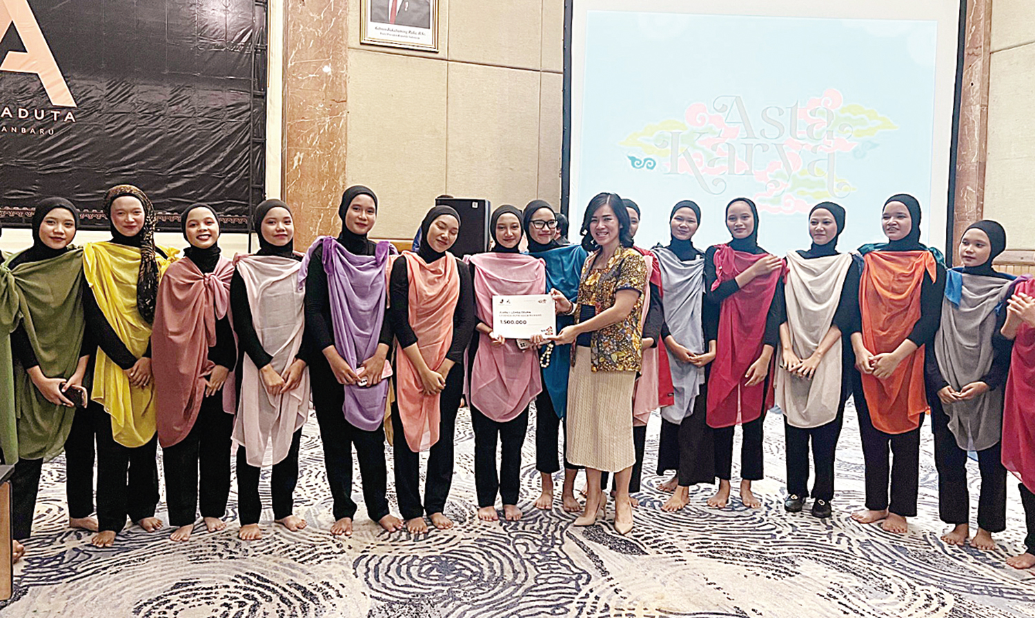 SERAHKAN HADIAH: General Manager Aryaduta Pekanbaru Asni Alexia Lim menyerahkan hadiah kepada pemenang lomba drama teater Putri Kaca Mayang yang menjadi rangkaian acara Astakarya 2025 di Aryaduta Pekanbaru, belum lama ini.