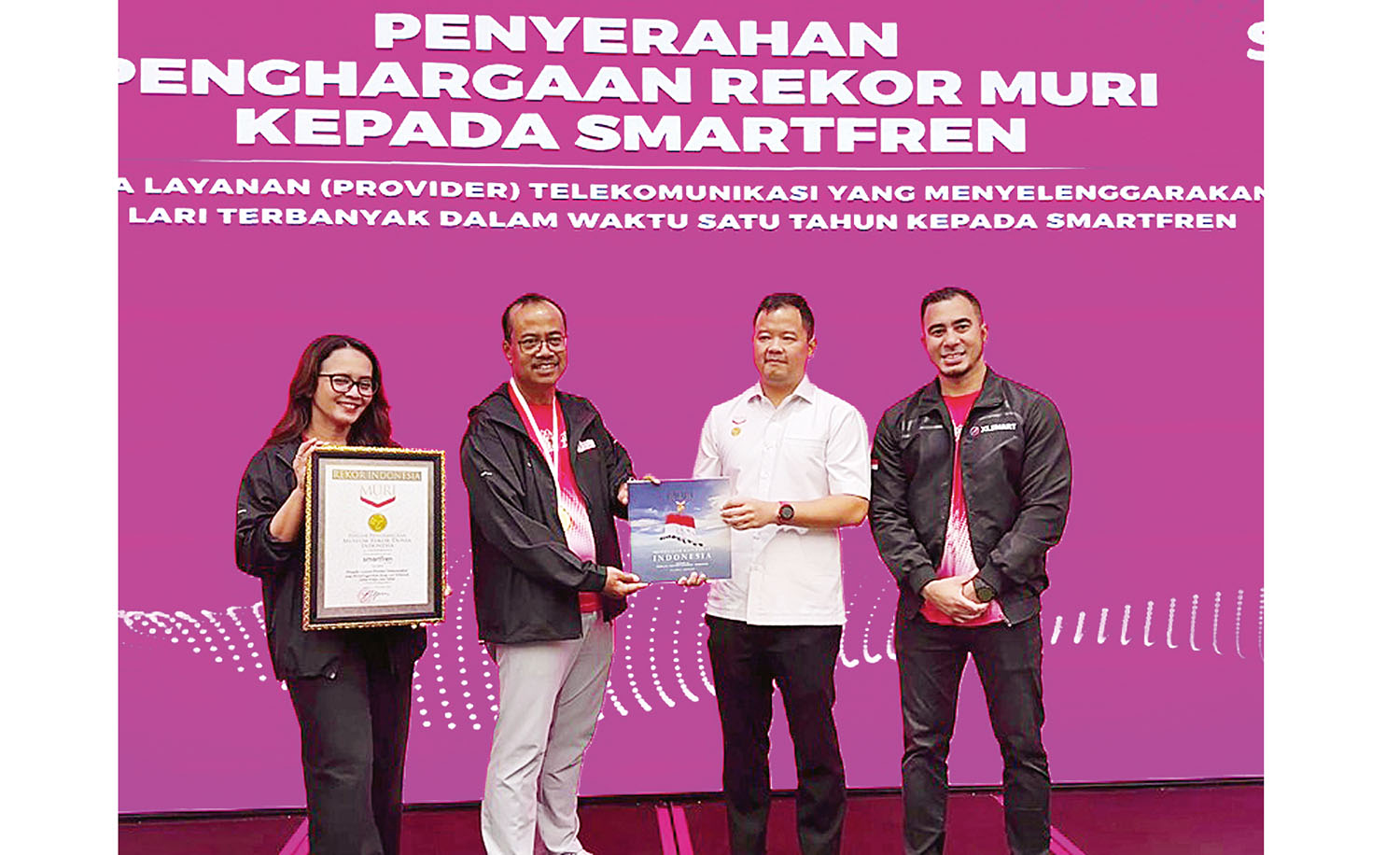 Penyerahan penghargaan: Wakil Direktur MURI Osmar Susilo (dua kanan) menyerahkan penghargaan kepada Smartfren&nbsp; Chief Marketing Officer Smartfren XLSmart  Sukaca Purwokardjono (dua kiri) di kantor XLSmart Tower, Jakarta, Senin (3/11/2025).