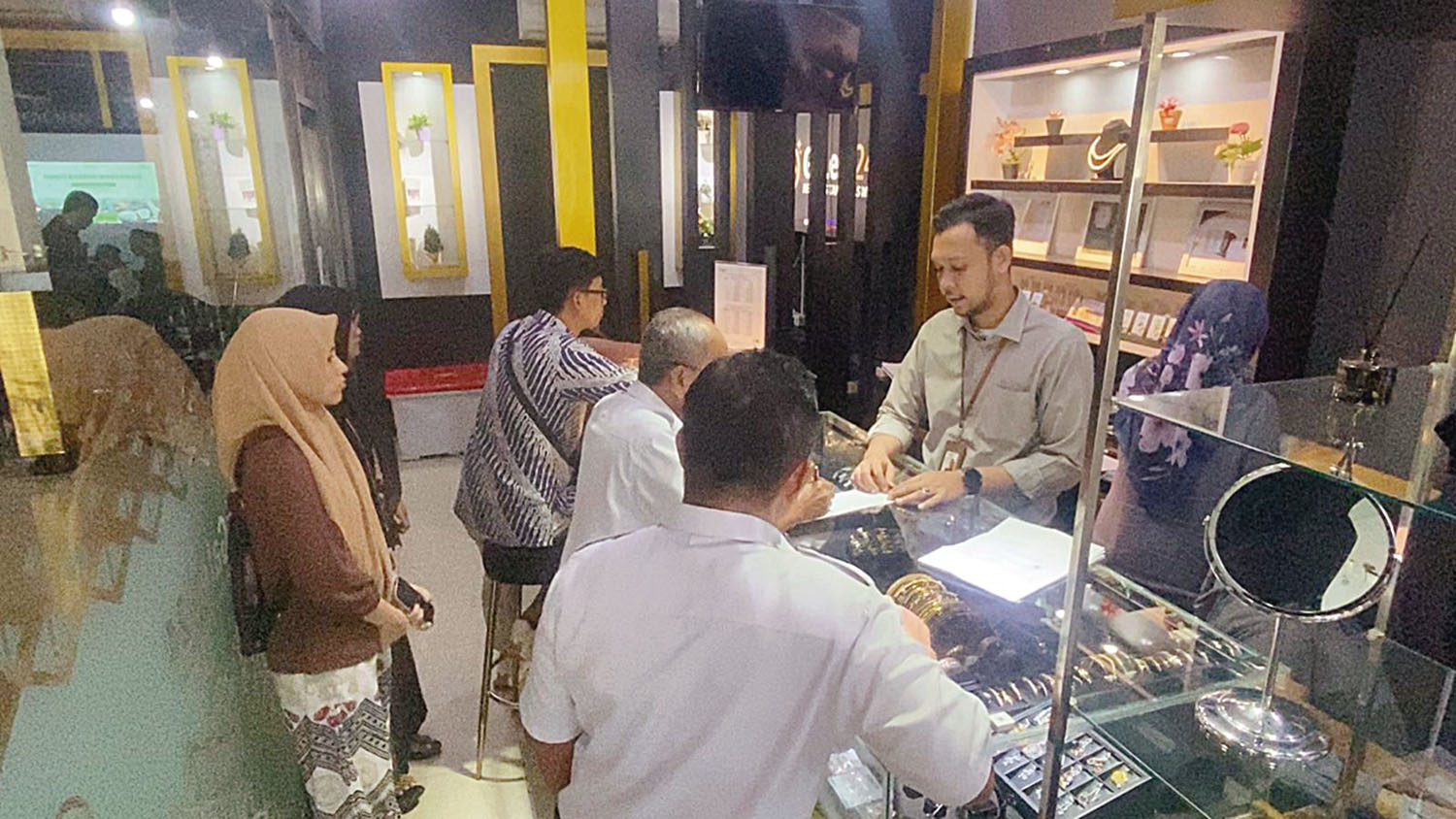 Suasana warga ketika berada di toko emas Galeri 24 Pegadaian di Pekanbaru, Kamis (16/10/2025) ft: MHD AKHWAN/RIAUPOS