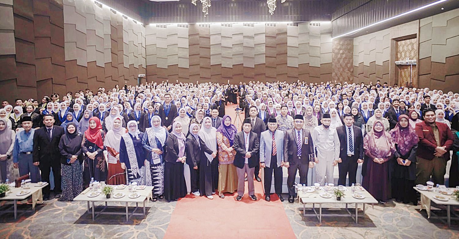 Foto bersama peserta yudisium dan angkat sumpah.