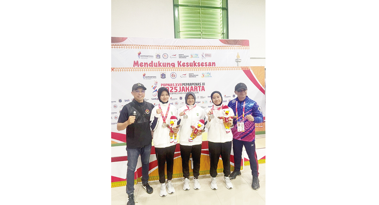 Atlet menembak nomor tim 10 meter air pistol putri Riau Rihadatul Asyifa, Vely Mar&rsquo;ah Tussoleha, dan Alissa Zivana Putri foto bersama pelatih usai penyerahan medali, di Lapangan Tembak GBK, Jakarta Pusat, Selasa (4/11/2025).