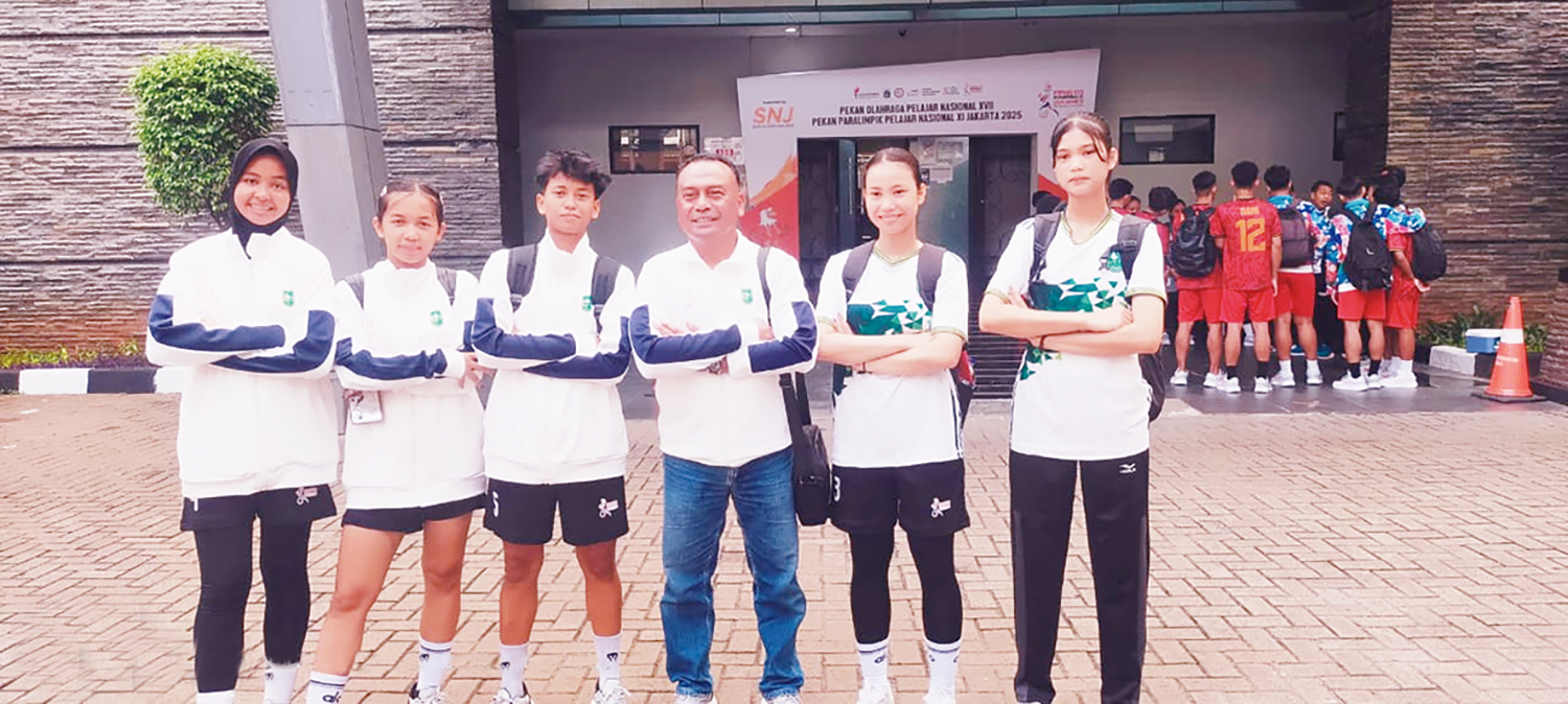 MELAJU KE FINAL: Regu putri Riau yang diperkuat oleh Choirunnisa, Sriani, Mitha Asmara, Anjani Salsabilla, dan Nurvika Alyadi berfoto bersama Kadispora Riau Yurnalis sebelum berlaga di final, Selasa (4/11/2025).