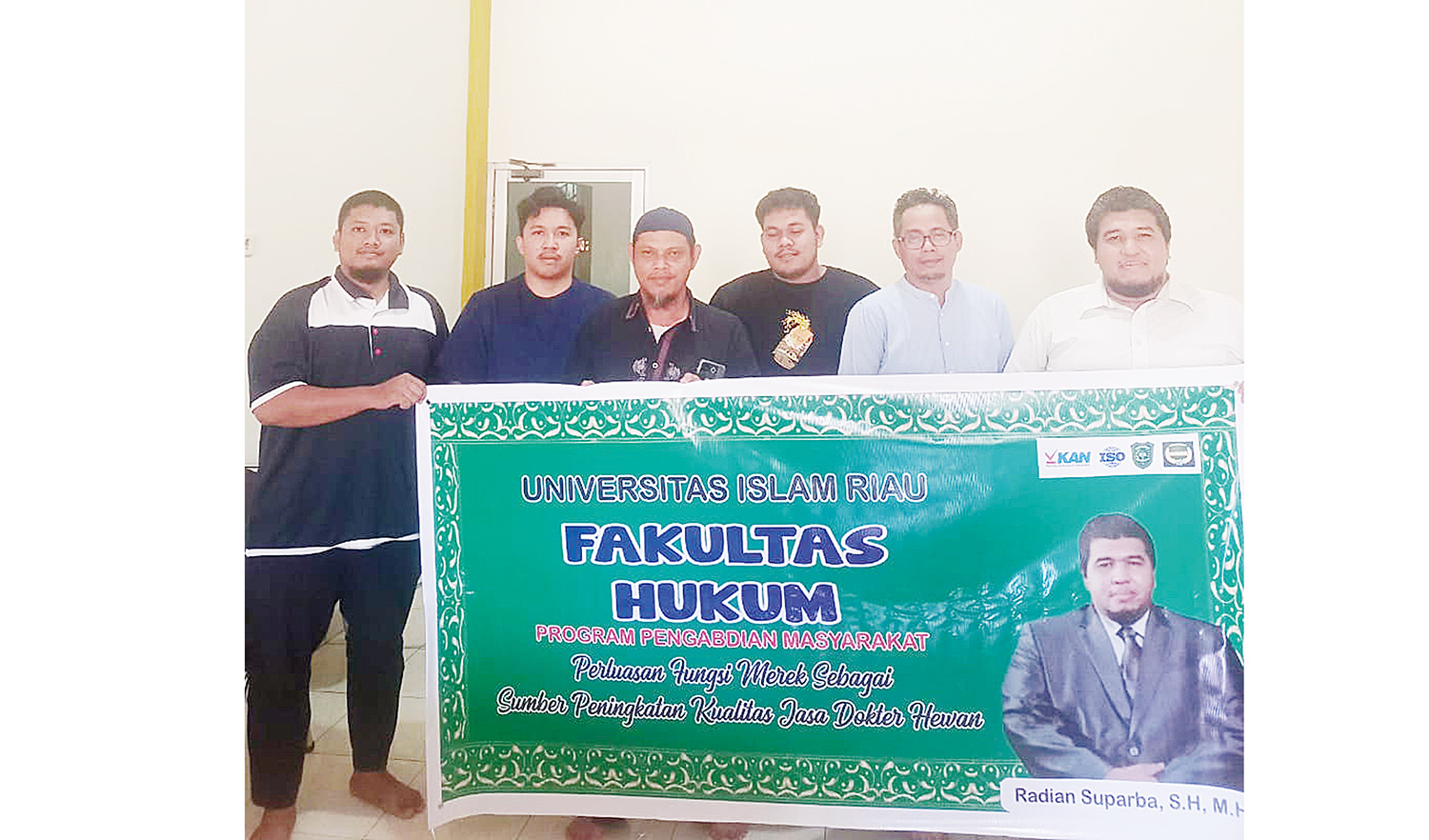 Dosen dan mahasiswa UIR foto bersama dengan pengelola Klinik Dokter Hewan drh Agus Shafiq Ryadi usai sosialisasi merek, Jumat (31/10/2025).