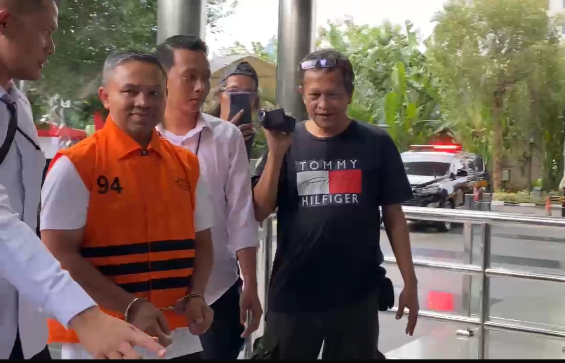 Gubernur Riau Abdul Wahid mengenakan rompi oranye KPK dengan tangan diborgol memasuki gedung merah putih, di Kuningan, Jakarta, Rabu (5/11/2025).