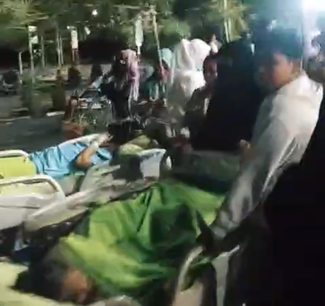 Pasien RSUD dr Jusuf SK Tarakan, Kalimantan Utara dievakuasi ke luar ruang perawatan sesaat setelah terjadi gempa Magnitudo 4.8, Rabu (5/11/2025) sore waktu setempat.