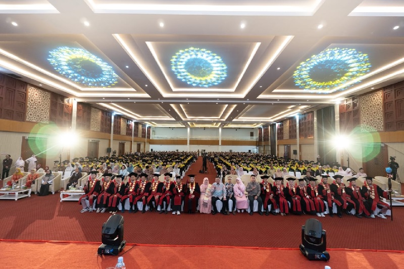 Ketua Pembina Yayasan Abdurrab Dr dr Susiana Tabrani MPd, Ketua Yayasan Abdurrab dr Ivan Tabrani MKes, Rektor Univrab Prof Susi Endrini SSi MSc PhD foto bersama dengan wisudawan, Rabu (5/11/2025).