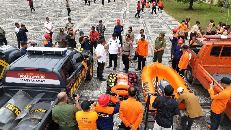 Wakil Bupati Siak Syamsurizal dan Kapolres Siak AKBP Eka Ariandy Putraserta Kalaksa BPBD Siak Novendra Kasmara meninjau sarana dan prasana dalam apel dalam apel Siaga Darurat Bencana Hidrometeorologi.