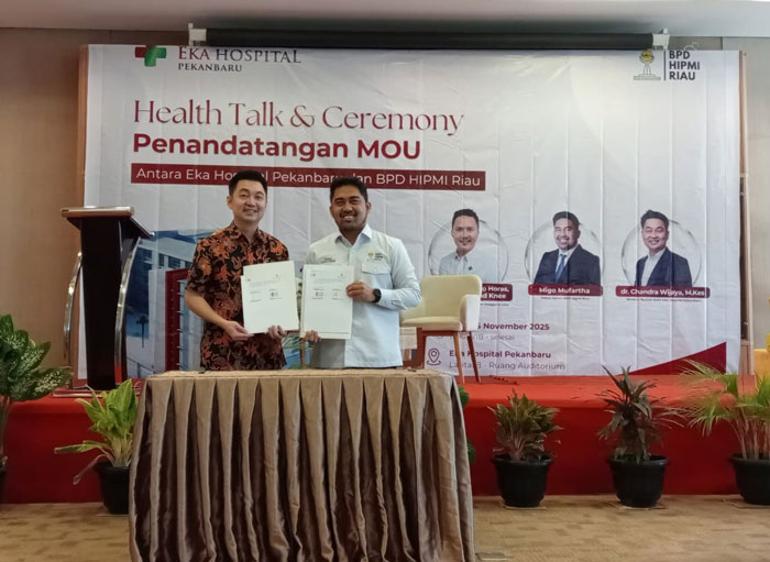 Director of Eka Hospital Pekanbaru dr. Chandra Wijaya, M.Kes (kiri) foto bersama Chairman of BPD HIPMI Riau Migo Mufartha (kanan) di Ruang Auditorium Eka Hospital Pekanbaru, Rabu (5/11/2025)