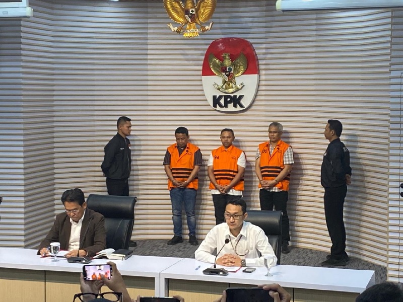 KPK resmi menetapkan Gubernur Riau Abdul Wahid, Kepala Dinas PUPR PKPP M. Arief Setiawan serta Tenaga Ahli Gubernur Riau, Dani M. Nursalam sebagai tersangka.