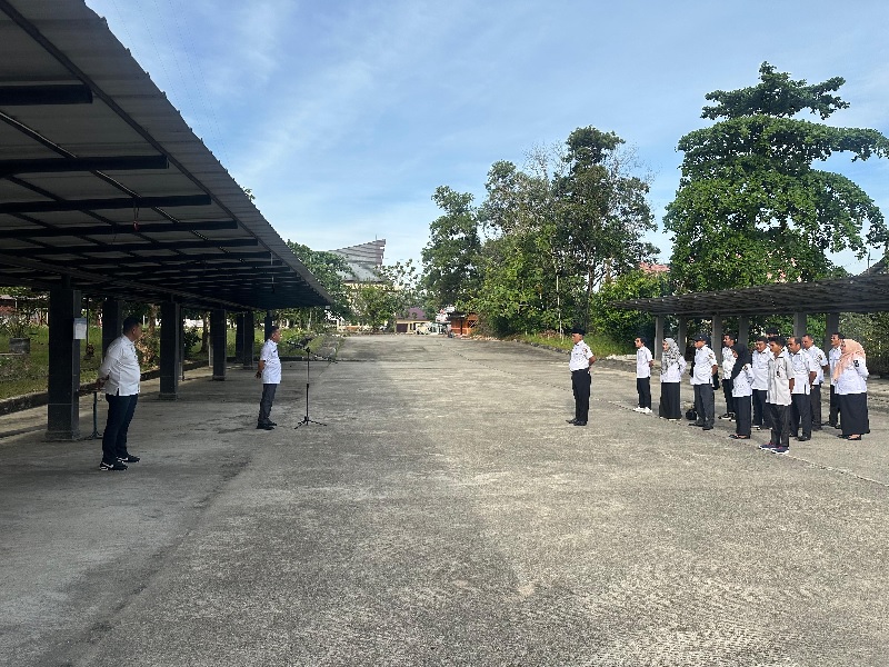 Sekda Kampar Hambali saat memimpin apel pagi di Kantor Bappeda Kampar, Rabu (5/11/2025).