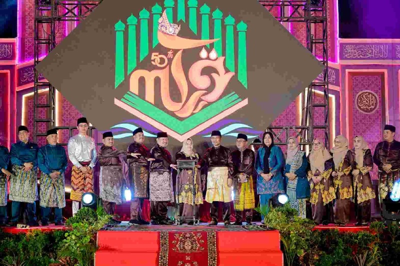 Bupati Bengkalis Kasmarni menekan tombol pembukaan MTQ ke-50 tingkat Kecamatan Mandau di halaman Kantor Camat Mandau, Selasa (4/11/2025) malam.