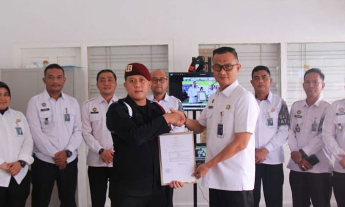 Kepala Lapas Kelas IIA Pekanbaru Yuniarto menyerahkan Anugerah Wira Wibawa Dharmesti dari Menimipas kepada petugas lapasnya, Junedy Manik pada Rabu (5/11/2025).