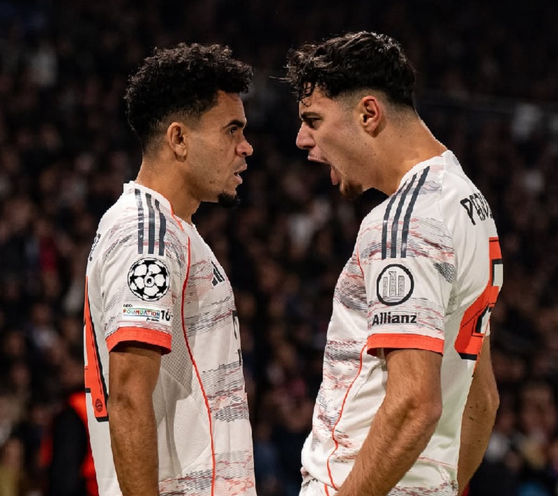 Luis D&iacute;az (kiri) mencetak dua gol dan mendapat kartu merah pada babak pertama saat kalahkan juara bertahan Liga Champions PSG 2-1 di Paris.