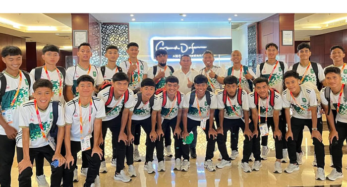 Tim sepakbola Riau foto bersama di penginapan sebelum berangkat bertanding pada Popnas XVII.