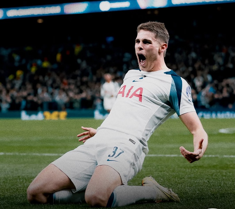 Bek tengah Tottenham Hotpsur asal Belanda Micky van de Ven mencetak gol solo run saat menghancurkan Copenhagen 4-0 di Liga Champions.