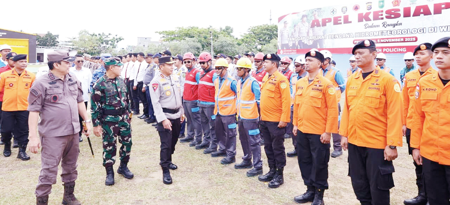 Kapolda Riau Irjen Pol Herry Heryawan, Komandan Korem 031/Wira Bima&nbsp;Kolonel Inf Jarot Suprihanto, dan Kepala Kejaksaan Tinggi Riau Sutikno mengecek pasukan usai apel di Lapangan Mapolda Riau, Jalan Pattimura, Pekanbaru, Rabu (5/11/2025).