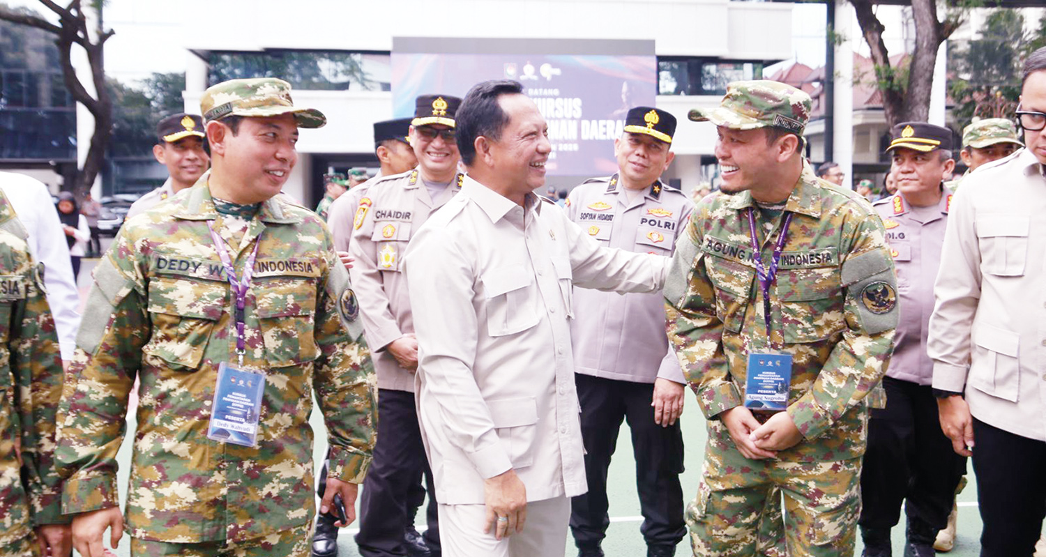 Wali Kota Pekanbaru Agung Nugroho disapa dan berdiskusi dengan Menteri Dalam Negeri Tito Karnavian dalam rangkaian KPPD di Lemhannas RI di Jakarta, Selasa (4/11/2025).