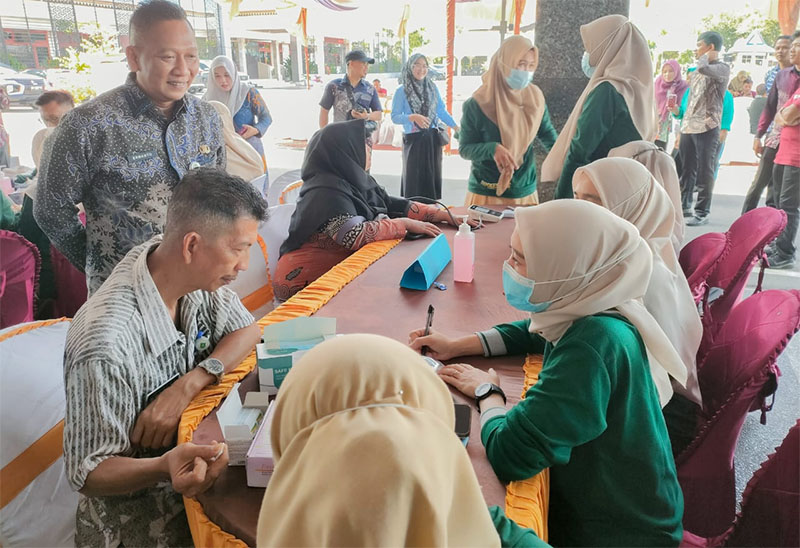 Staf ahli Bupati Johansyah didampingi Plt Kadiskes Ermanto melakukan cek kesehatan dan donor darah di Halaman Kantor Bupati Bengkalis, Kamis (6/11/2025).