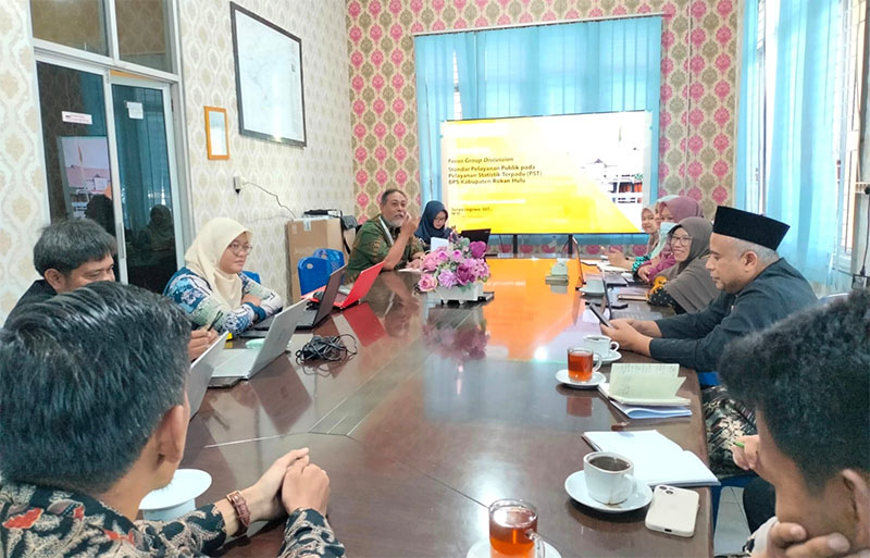 Kepala BPS Rohul Surya Legowo SST MSi memberikan arahan sekaligus membuka FGD SPP di ruang rapat Kantor BPS Rohul, Kamis (6/11/2025).