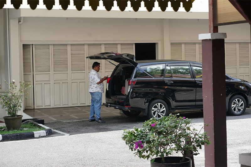 Tim KPK mengamankan sejumlah dokumen saat penggeledahan di Kediaman Gubernur Riau Jalan Diponegoro Pekanbaru, Kamis (6/11/2025).