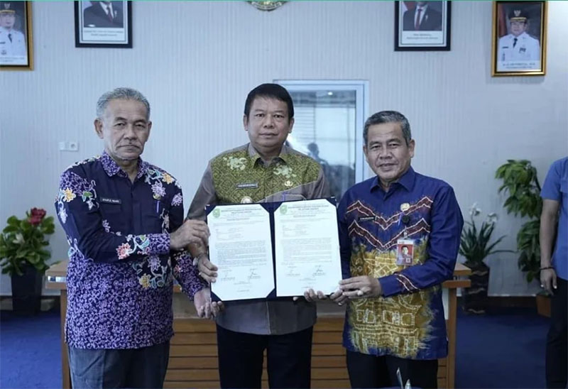 Wabup Inhu, Ir H Hendrizal MSI foto bersama pejabat yang melakukan Sertijab sambil melihatkan berita acara, Kamis (6/11/2025).
