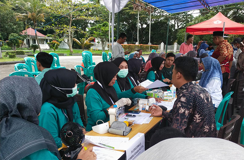 ASN dan masyarakat melakukan pemeriksaan kesehatan saat memeperingati HKN ke-61 di halaman Kantor Bupati Inhil, Kamis (6/11/2025).