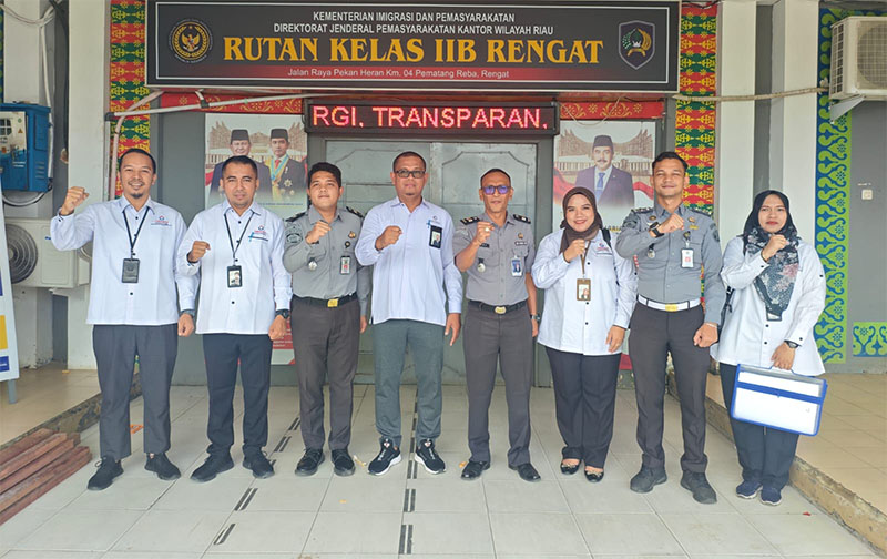 Jajaran pejabat struktural Rutan kelas IIB Rengat foto bersama Tim Ombsman usai melakukan penilaian tentang pelayanan publik, Rabu (5/11/2025).