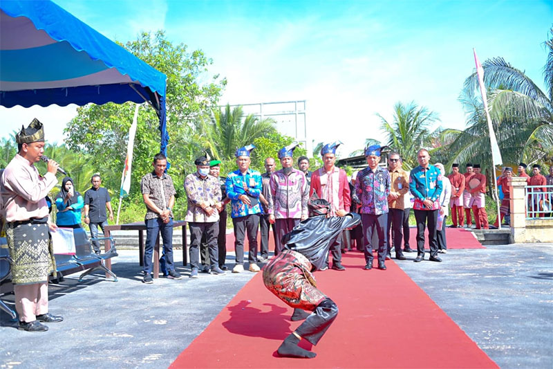 Tim Penilai Provinsi Riau disambut pencak silat saat masuk ke lokasi penilaian di halaman Kantor Desa Pangkalan Jambi, Kamis (6/11/2025).
