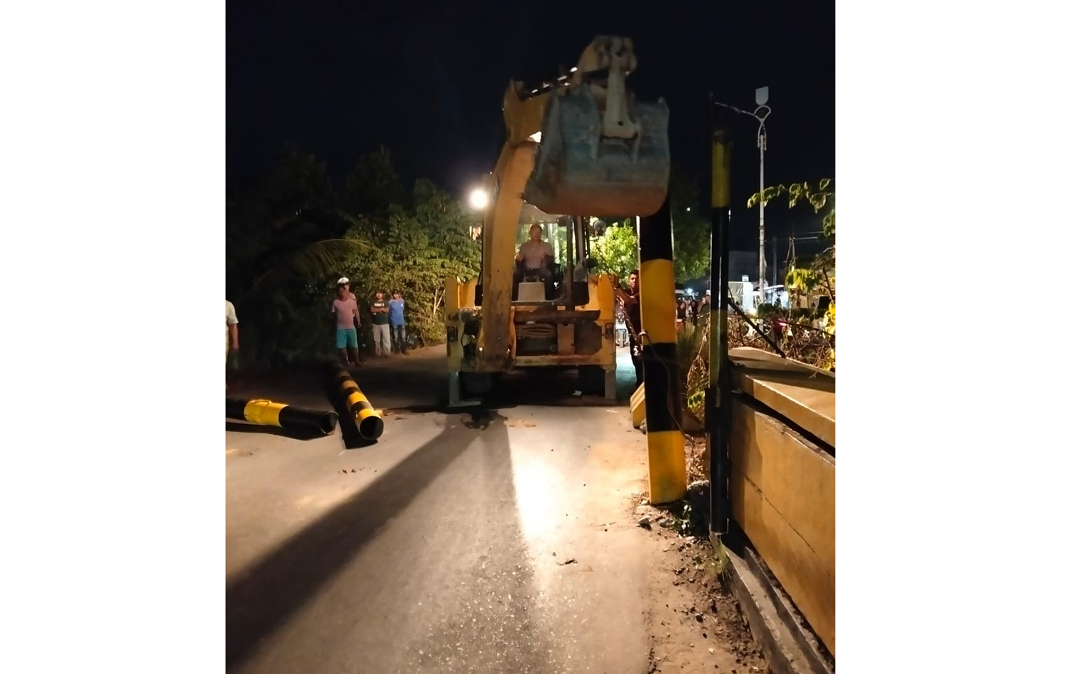 Portal pembatas yang dipasang pada pangkal Jembatan Sungai Rokan di Desa Suka Damai, Kecamatan Ujungbatu, Rohul dibongkar, Selasa (4/11/2025) malam.