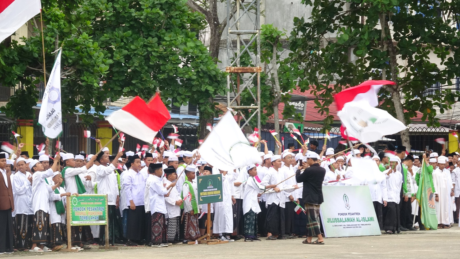 Para santri di Kabupaten Inhil ikut menyemarakkan peringatan Hari Santri Nasional 2025 di Lapangan Gajah Mada, Tembilahan, Rabu (5/11/2025).