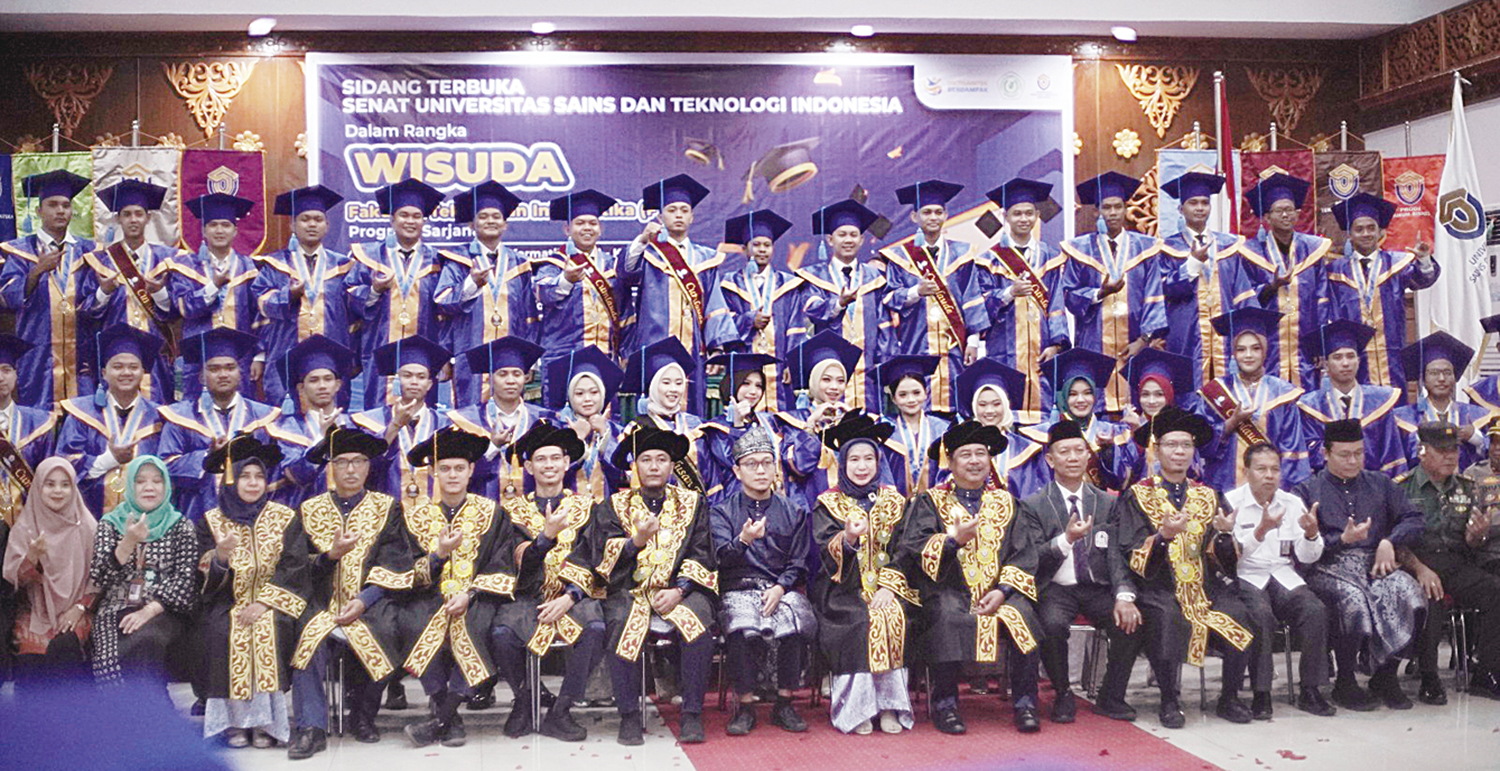 Civitas akademika Universitas Sains dan Teknologi Indonesia foto bersama usai pelantikan wisudawan, Rabu (5/11/2025).